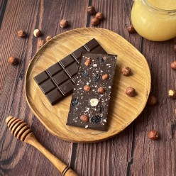 Домашний шоколад на меду фундуком и изюмом. Горький, 72% какао