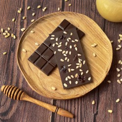 Домашний шоколад на меду с кедровым орехом и клюквой. Горький, 72% какао